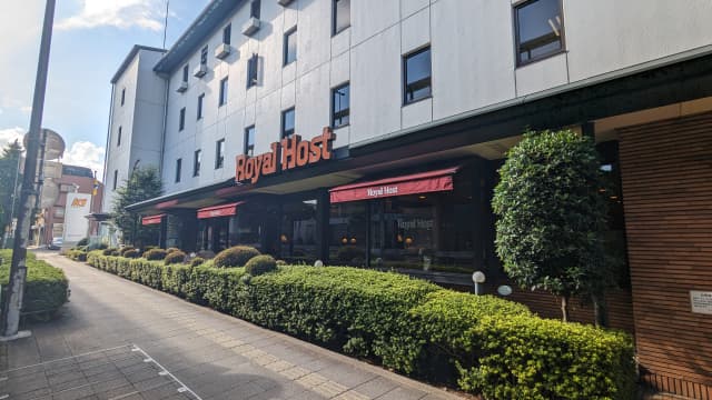 【2026年最新】ロイヤルホストのベビーカー入店｜通路幅・席タイプ・店舗別の入りやすさ