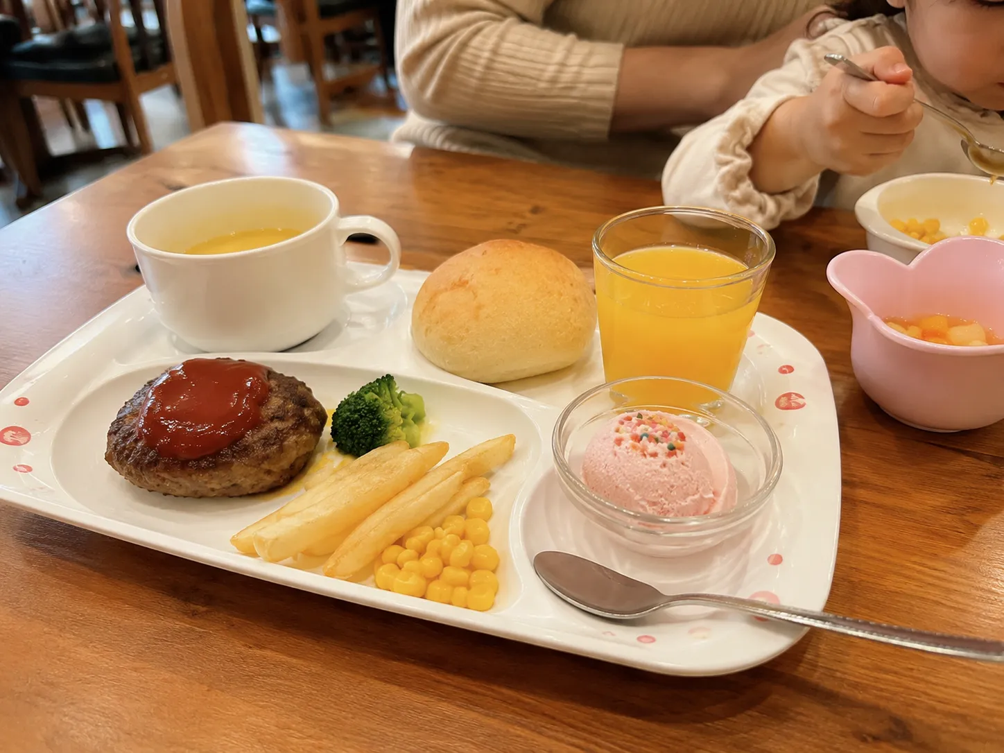 ロイヤルホストのキッズメニュー｜値段・対象年齢・アレルゲン対応まとめ