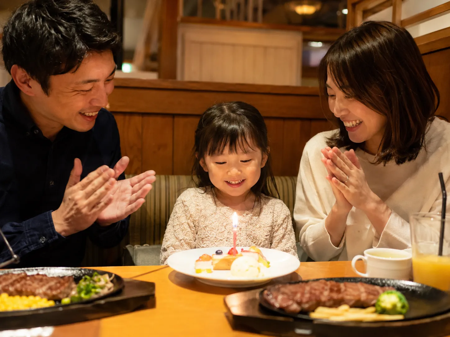 デニーズのおむつ替え台ガイド｜ベビールーム・多目的トイレの有無と店舗の見分け方【2026】