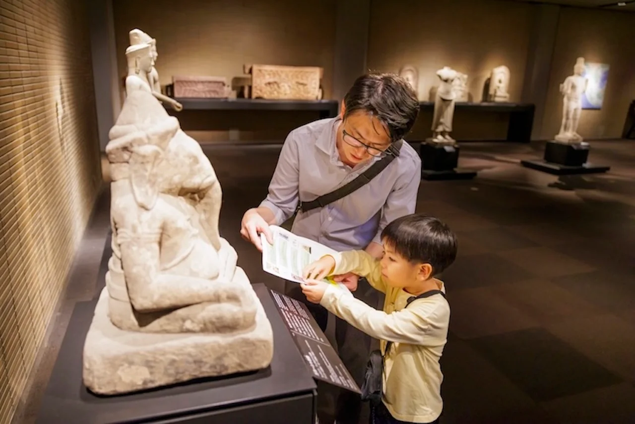 東京国立博物館で親子が仏像を鑑賞する様子(写真提供:東京国立博物館)