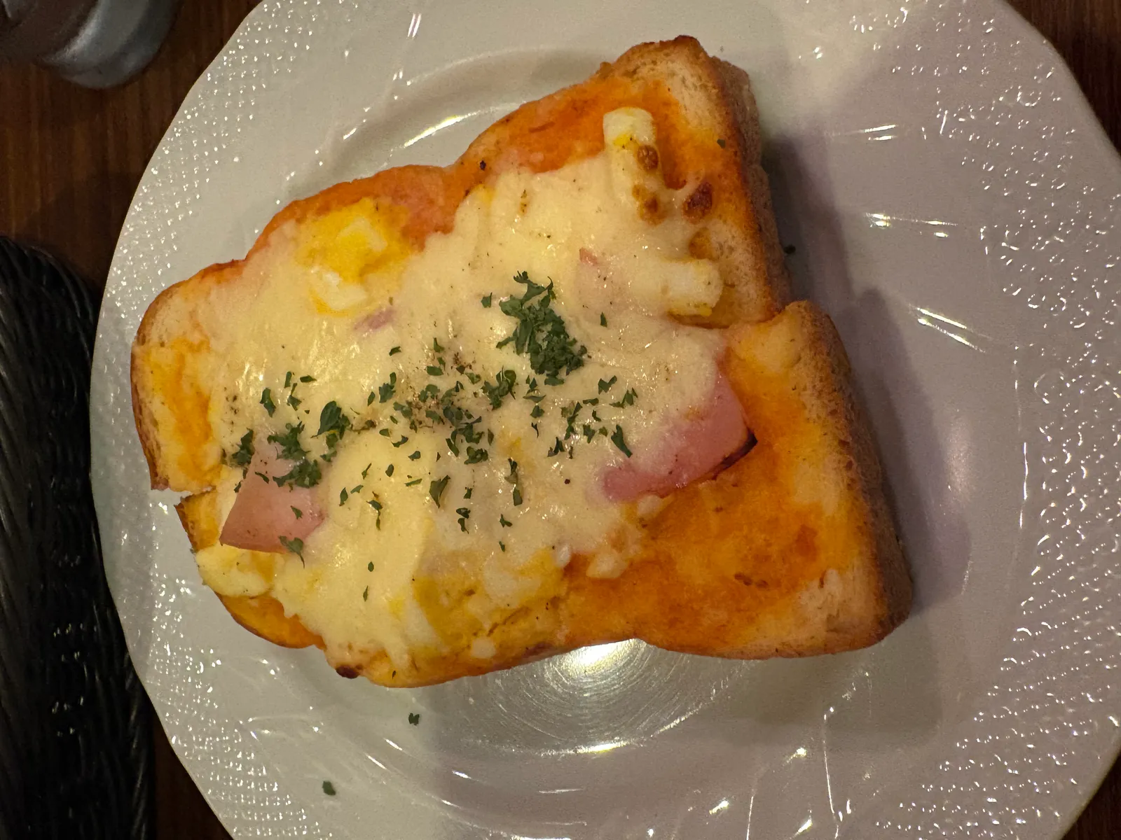 実際に注文したハムチーズトースト730円。厚切りトーストにとろけたチーズ・ハム・卵、パセリがのっている（2026年8月4日・編集部撮影）