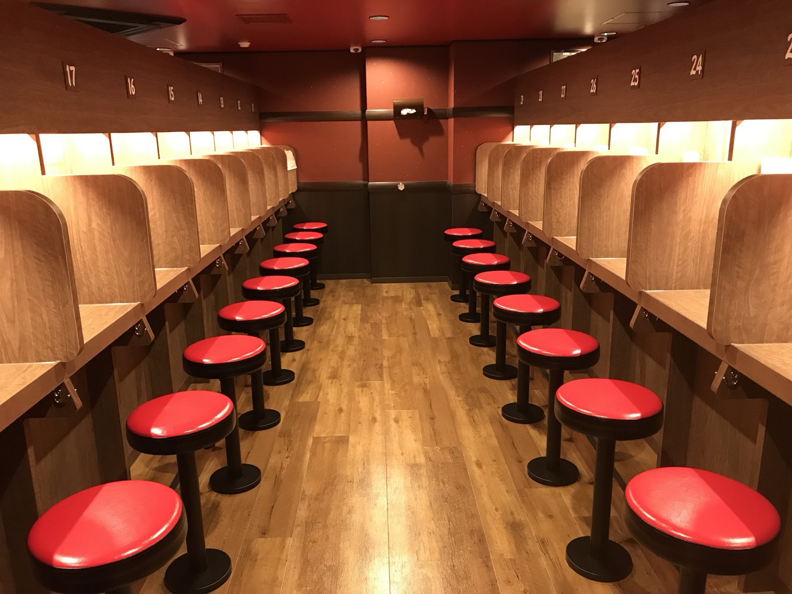 一蘭の味集中カウンター（あべの店）。1席ずつ仕切りで区切られたカウンター席が並ぶ（写真提供：株式会社一蘭）