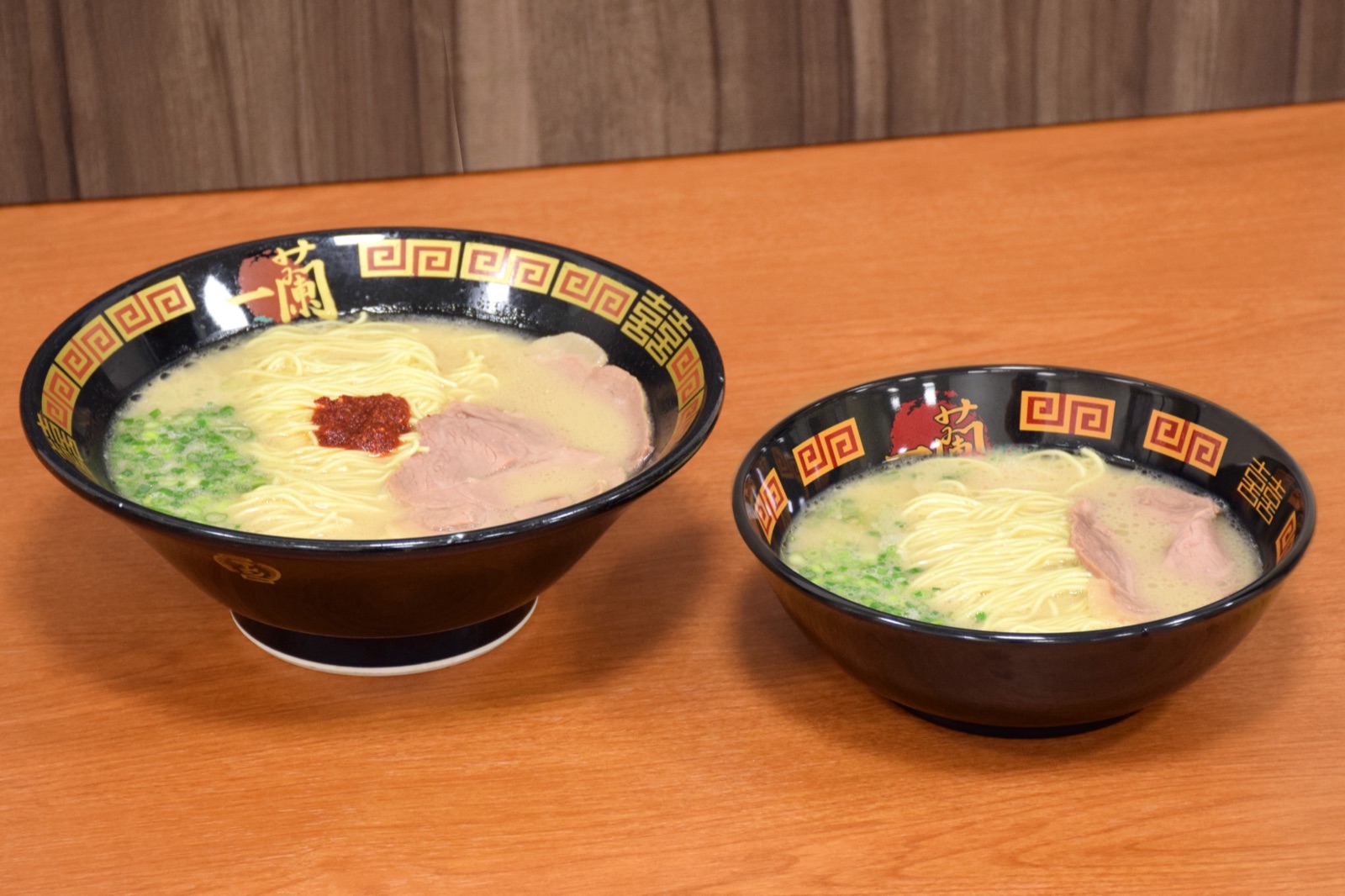 一蘭の大人用ラーメンとお子様ラーメンの比較。お子様ラーメンは小さめの丼で、赤い秘伝のたれが入っていない（写真提供：株式会社一蘭）
