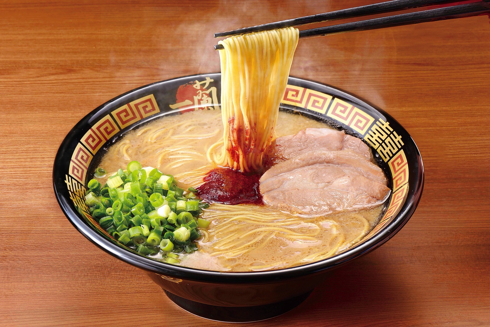 一蘭の天然とんこつラーメンの箸上げ。細めのストレート麺（写真提供：株式会社一蘭）