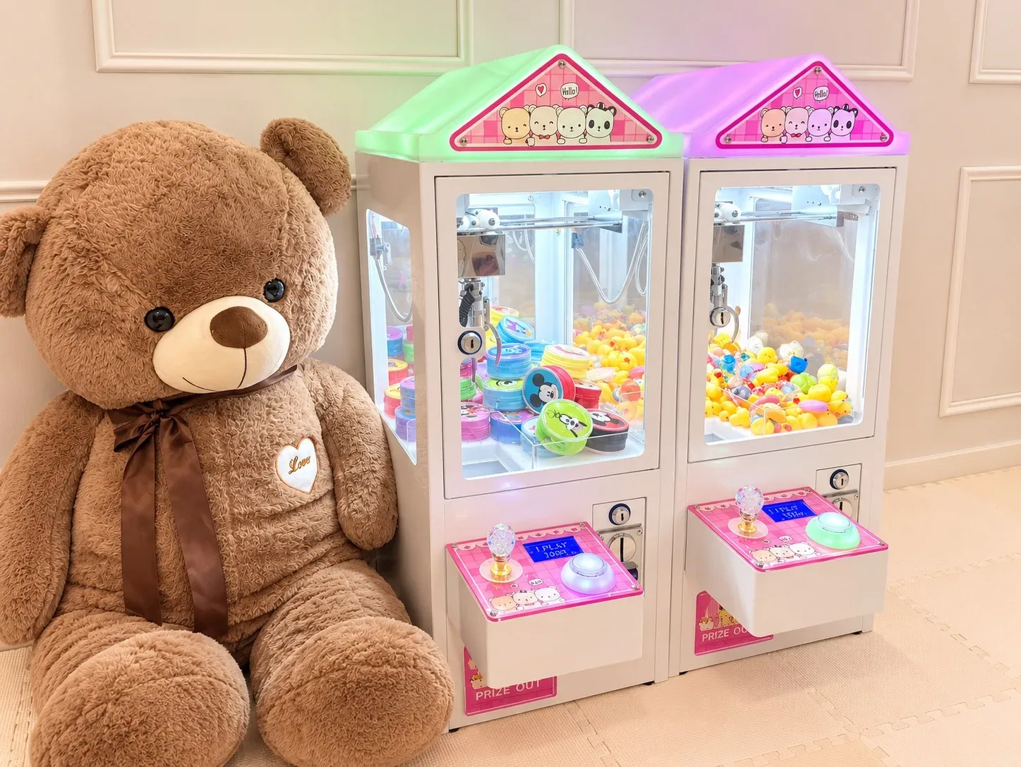 Kids Baseのクレーンゲーム2台と大きなくまのぬいぐるみ(写真提供:Kids Base)